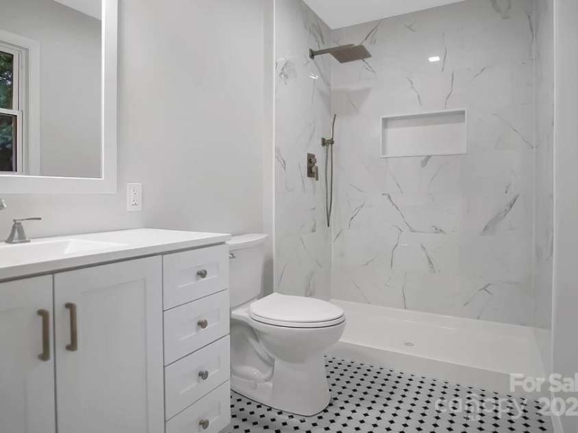 1538 Hilltop Drive, Shelby, NC 28150.  MLS# CAR4276339, YatesRealty ID 23281. Primary Bathroom