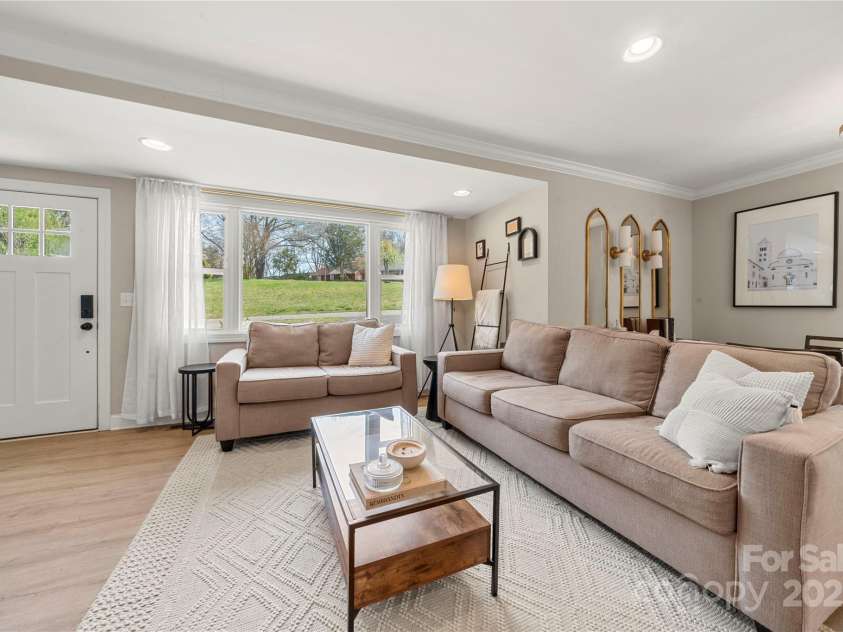 4820 Valley Stream Road, Charlotte, NC 28209.  MLS# CAR4232829, YatesRealty ID 23288. 