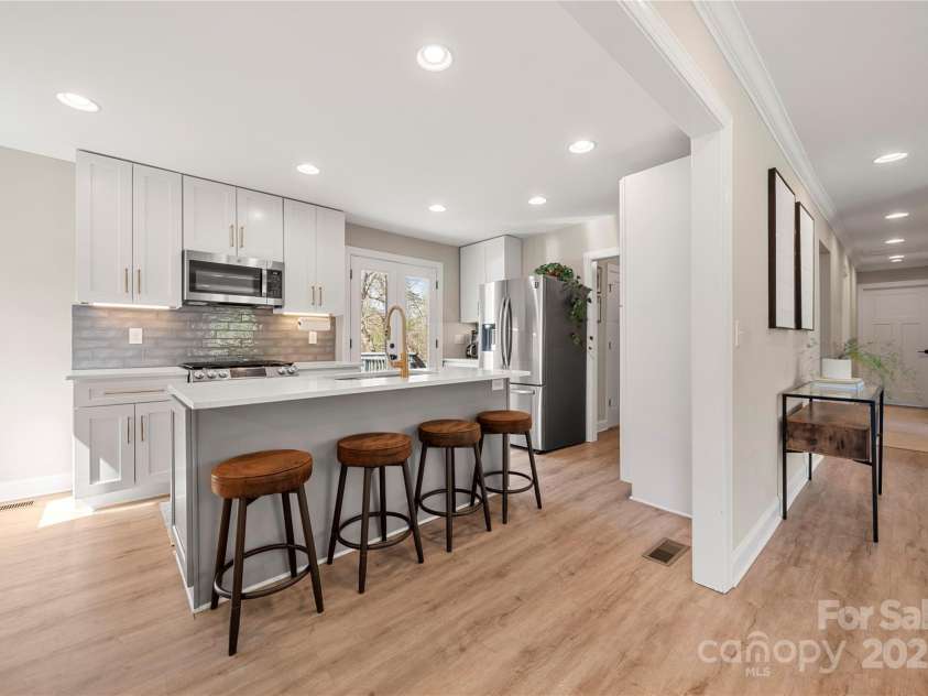 4820 Valley Stream Road, Charlotte, NC 28209.  MLS# CAR4232829, YatesRealty ID 23288. 