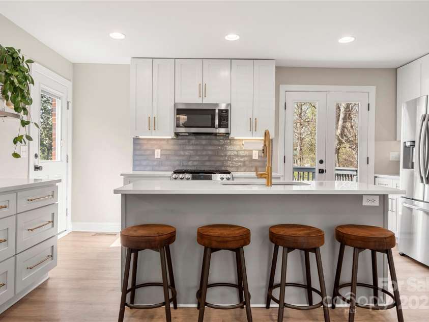 4820 Valley Stream Road, Charlotte, NC 28209.  MLS# CAR4232829, YatesRealty ID 23288. 