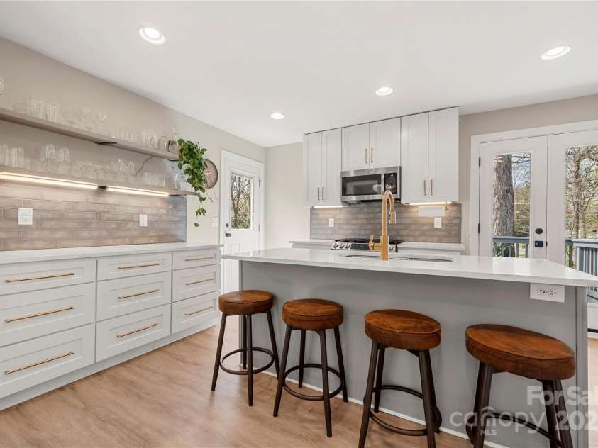 4820 Valley Stream Road, Charlotte, NC 28209.  MLS# CAR4232829, YatesRealty ID 23288. 