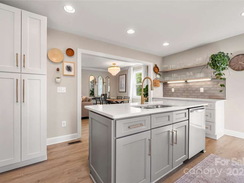 4820 Valley Stream Road, Charlotte, NC 28209.  MLS# CAR4232829, YatesRealty ID 23288. 