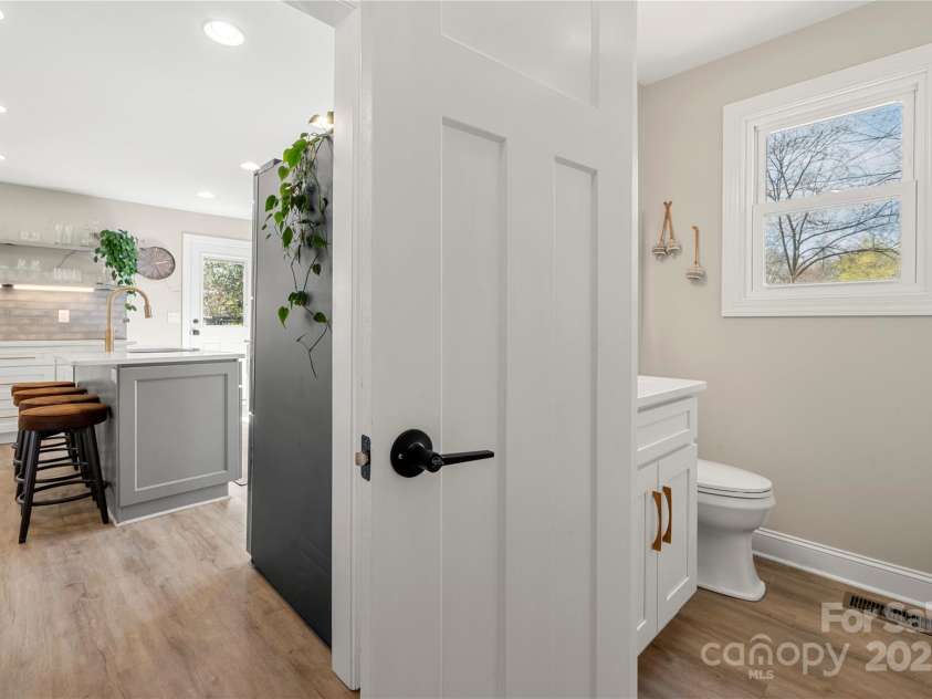 4820 Valley Stream Road, Charlotte, NC 28209.  MLS# CAR4232829, YatesRealty ID 23288. 