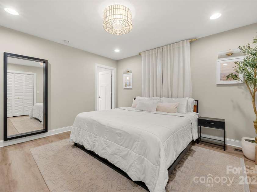 4820 Valley Stream Road, Charlotte, NC 28209.  MLS# CAR4232829, YatesRealty ID 23288. 