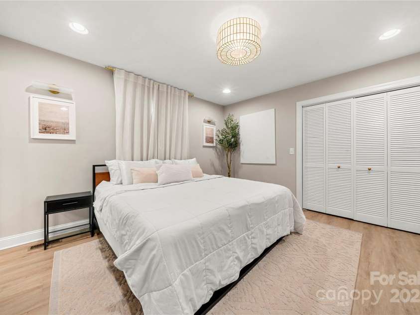 4820 Valley Stream Road, Charlotte, NC 28209.  MLS# CAR4232829, YatesRealty ID 23288. 