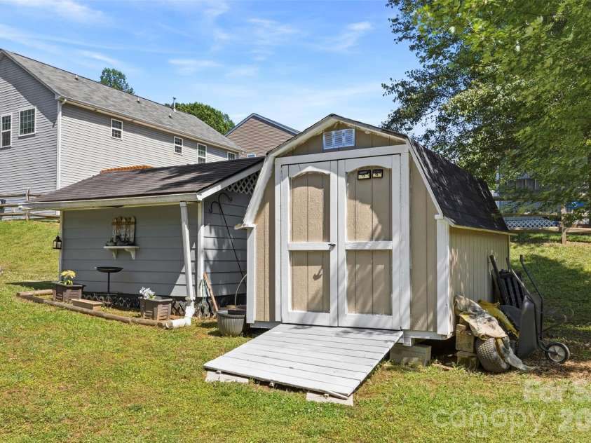 40 Ashton Bluff Circle, Mount Holly, NC 28120.  MLS# CAR4382468, YatesRealty ID 23289. 