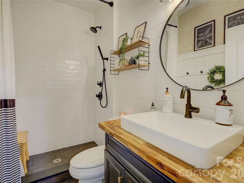 16336 Crystal Downs Lane, Charlotte, NC 28278.  MLS# CAR4335534, YatesRealty ID 2329. Full bath on the main