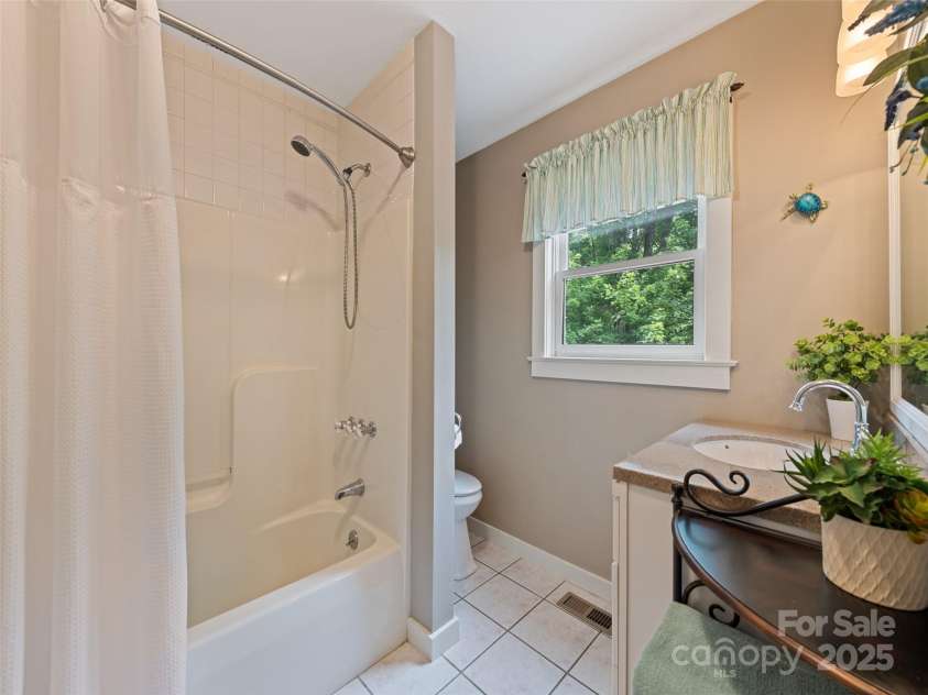 165 Lollis Lane, Bryson City, NC 28713.  MLS# CAR4274948, YatesRealty ID 23290. 