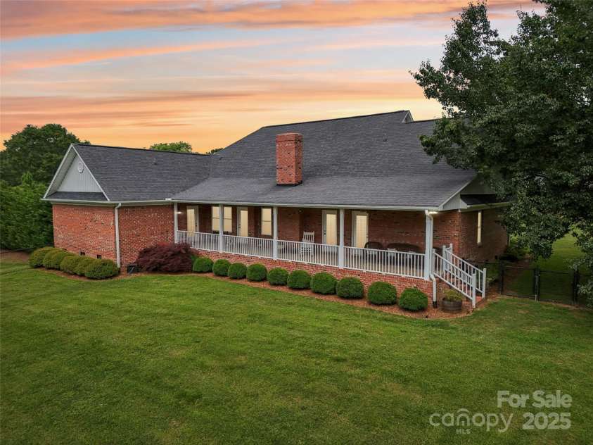 105 Gold Run Court, Kings Mountain, NC 28086.  MLS# CAR4264016, YatesRealty ID 23294. 