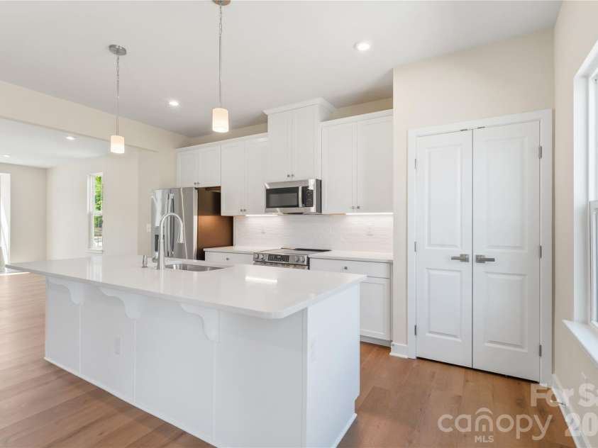 6004 Blue Ridge Oak Road, Charlotte, NC 28278.  MLS# CAR4337440, YatesRealty ID 23296. 