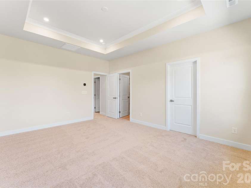 6004 Blue Ridge Oak Road, Charlotte, NC 28278.  MLS# CAR4337440, YatesRealty ID 23296. 