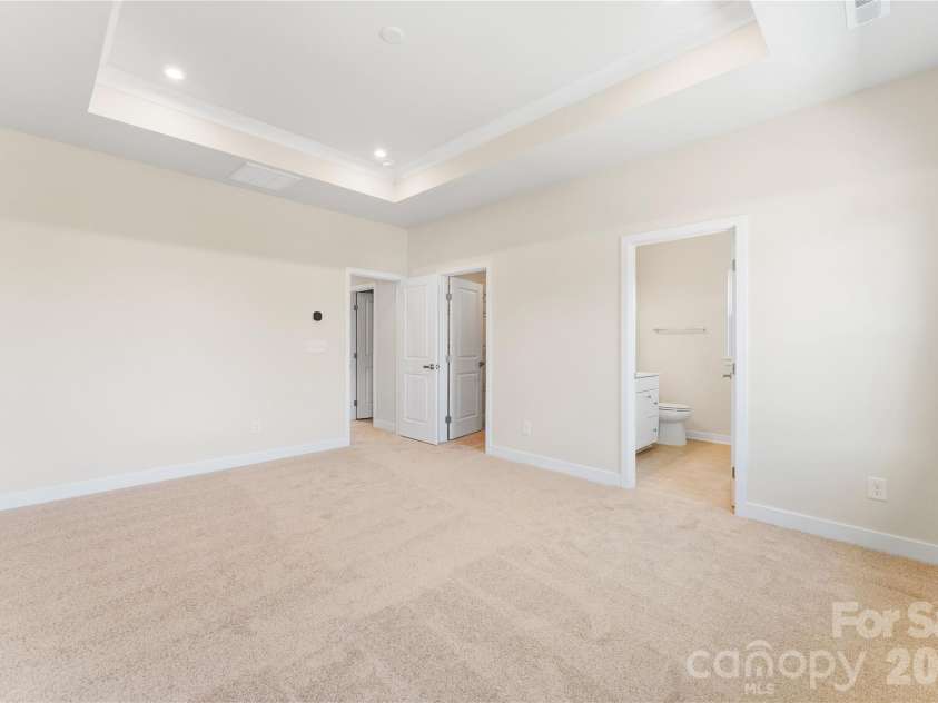 6004 Blue Ridge Oak Road, Charlotte, NC 28278.  MLS# CAR4337440, YatesRealty ID 23296. 