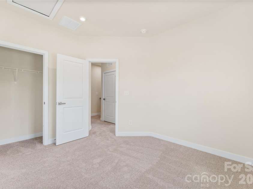 6004 Blue Ridge Oak Road, Charlotte, NC 28278.  MLS# CAR4337440, YatesRealty ID 23296. 