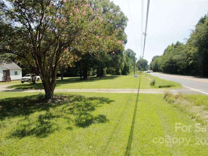 9909 Idlewild Road, Matthews, NC 28105.  MLS# CAR3573949, YatesRealty ID 233. 