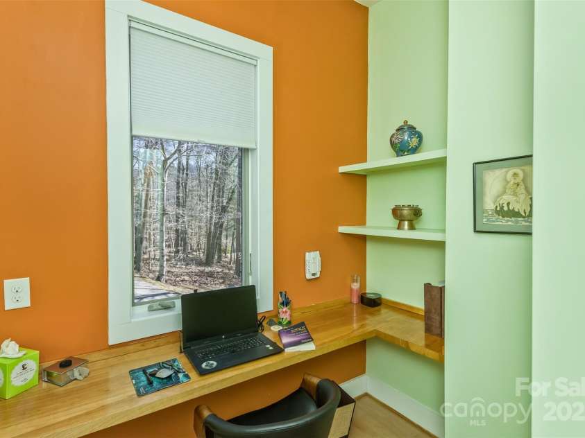 404 Amanda Drive, Mars Hill, NC 28754.  MLS# CAR4232022, YatesRealty ID 2330. Featuing a reading/workspace nook