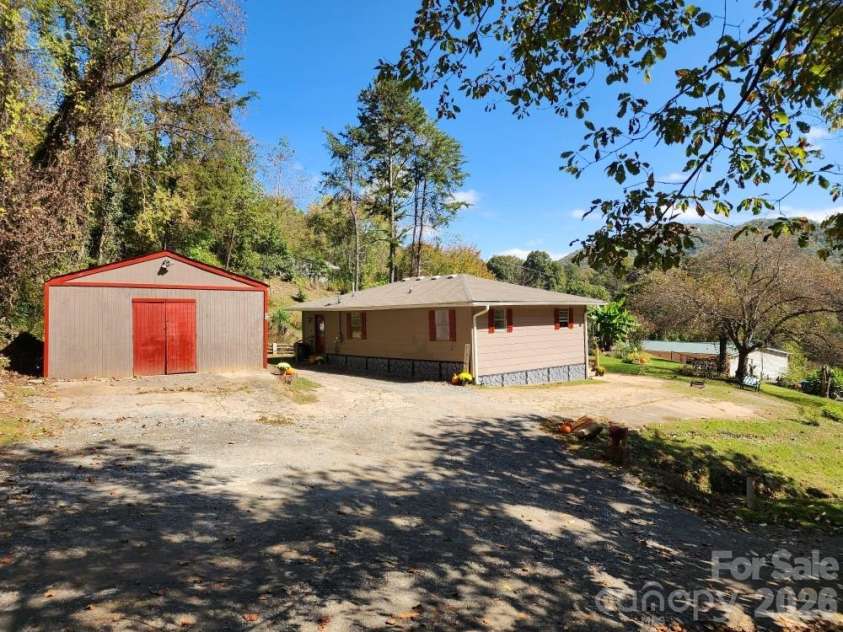 41 Gunches Dirt Road, Candler, NC 28715.  MLS# CAR4337380, YatesRealty ID 2330. 