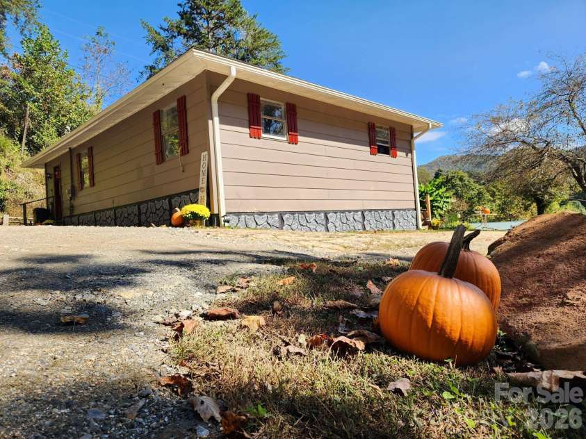 41 Gunches Dirt Road, Candler, NC 28715.  MLS# CAR4337380, YatesRealty ID 2330. 