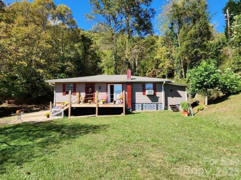 41 Gunches Dirt Road, Candler, NC 28715.  MLS# CAR4337380, YatesRealty ID 2330. 