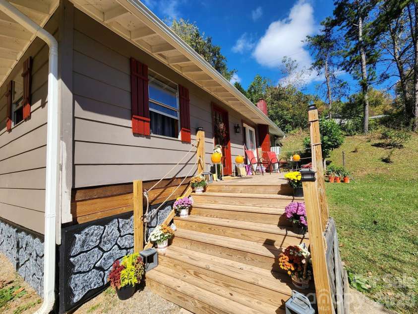 41 Gunches Dirt Road, Candler, NC 28715.  MLS# CAR4337380, YatesRealty ID 2330. 