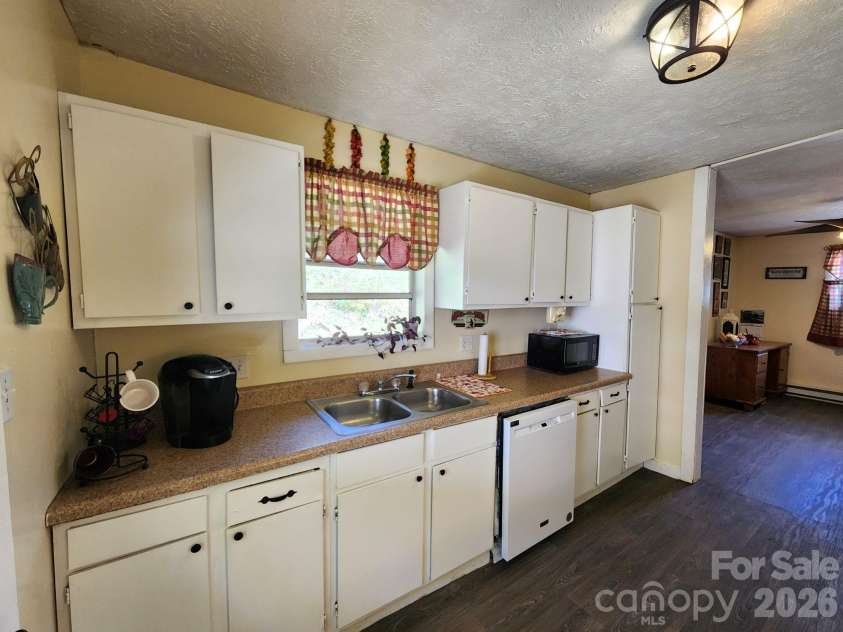 41 Gunches Dirt Road, Candler, NC 28715.  MLS# CAR4337380, YatesRealty ID 2330. 