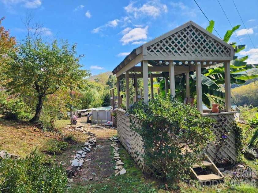 41 Gunches Dirt Road, Candler, NC 28715.  MLS# CAR4337380, YatesRealty ID 2330. 