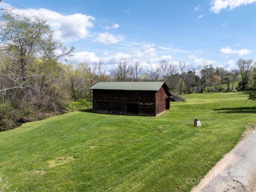 20 & 28 Toby Drive, Asheville, NC 28806.  MLS# CAR4261356, YatesRealty ID 23300. +/- 2000 sq foot barn on roughly 1.5 acres.
