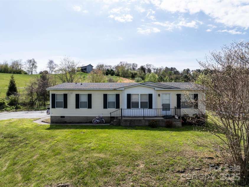 20 & 28 Toby Drive, Asheville, NC 28806.  MLS# CAR4261356, YatesRealty ID 23300. Well maintained manufactured home currently occupied could instantly be income producing.