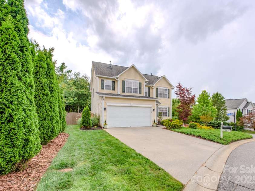36 Stone River Drive, Asheville, NC 28804.  MLS# CAR4268666, YatesRealty ID 23301. Great curb appeal on a corner lot with great landscaping.
