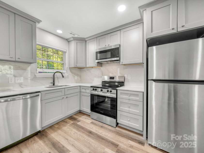 3133 Amay James Avenue, Charlotte, NC 28208.  MLS# CAR4268483, YatesRealty ID 23303. 