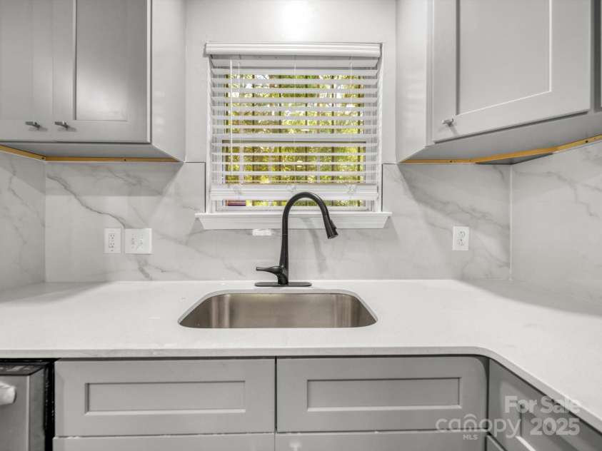 3133 Amay James Avenue, Charlotte, NC 28208.  MLS# CAR4268483, YatesRealty ID 23303. 