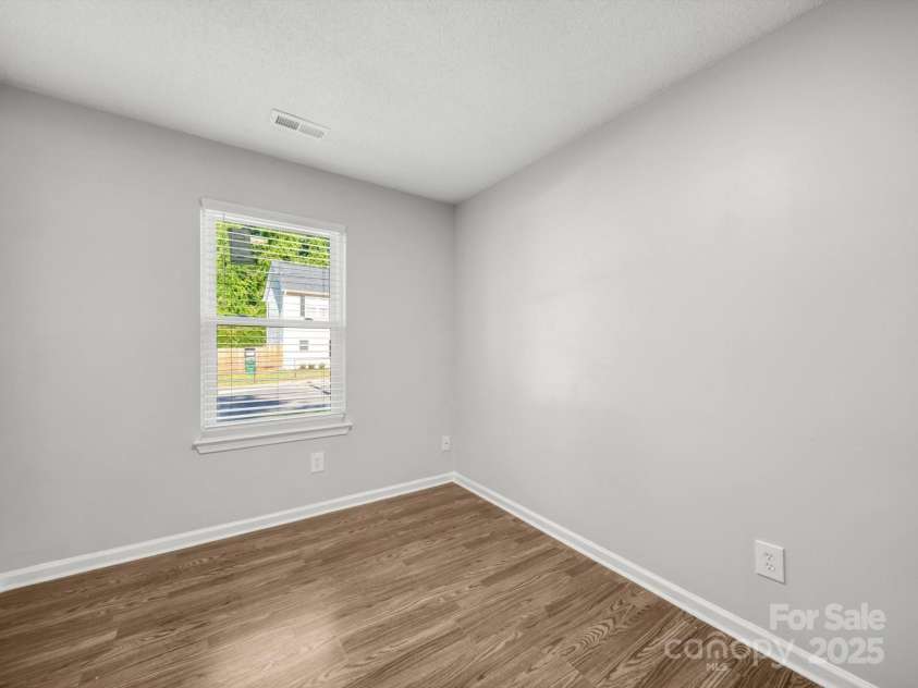 3133 Amay James Avenue, Charlotte, NC 28208.  MLS# CAR4268483, YatesRealty ID 23303. 