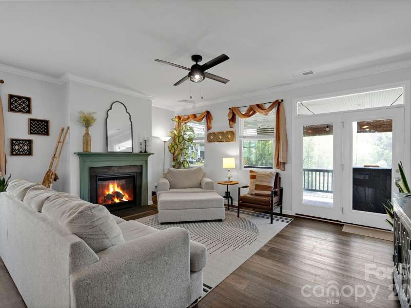 13124 Lakemore Drive, Charlotte, NC 28278.  MLS# CAR4366495, YatesRealty ID 23305. 