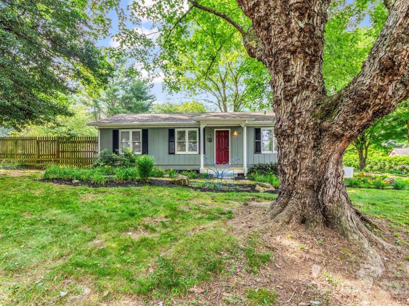 21 Stoney Nob Drive, Hendersonville, NC 28792.  MLS# CAR4254932, YatesRealty ID 23307. 