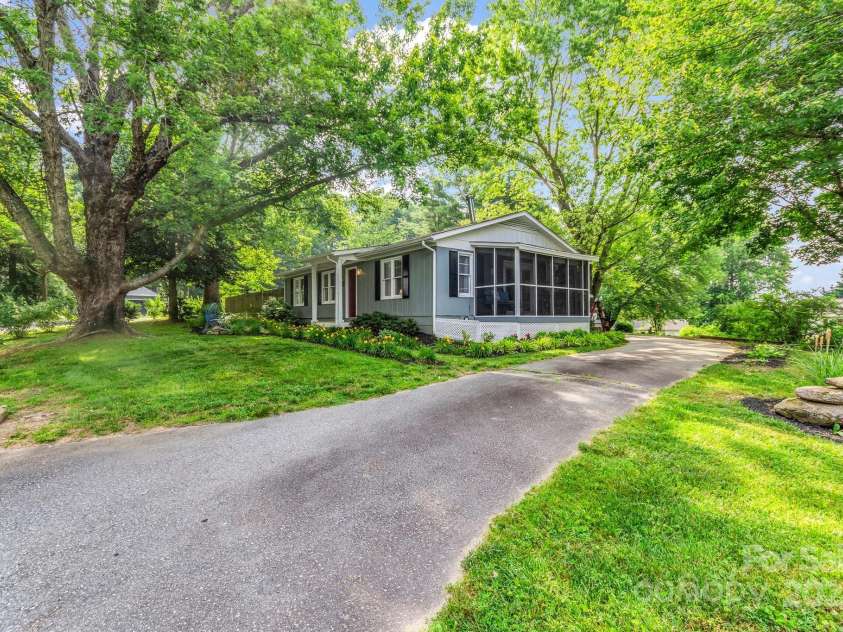 21 Stoney Nob Drive, Hendersonville, NC 28792.  MLS# CAR4254932, YatesRealty ID 23307. 