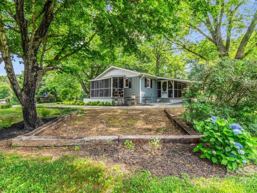 21 Stoney Nob Drive, Hendersonville, NC 28792.  MLS# CAR4254932, YatesRealty ID 23307. 