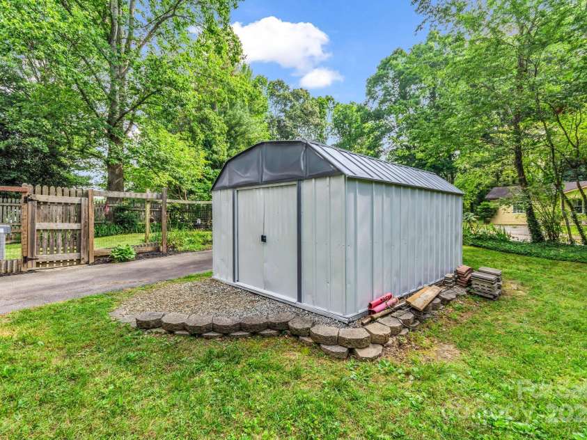 21 Stoney Nob Drive, Hendersonville, NC 28792.  MLS# CAR4254932, YatesRealty ID 23307. 