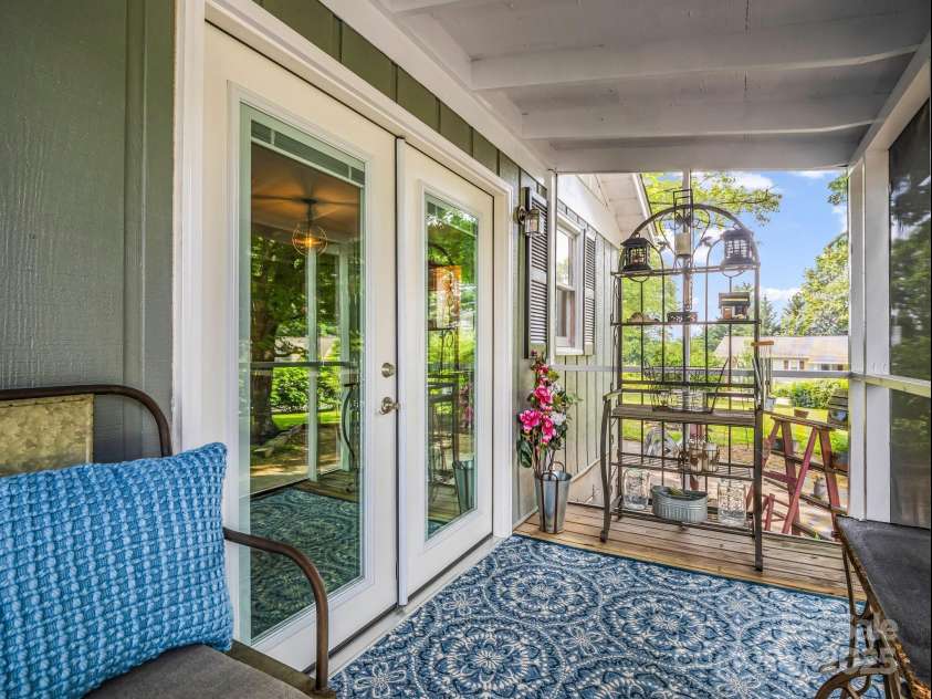 21 Stoney Nob Drive, Hendersonville, NC 28792.  MLS# CAR4254932, YatesRealty ID 23307. 