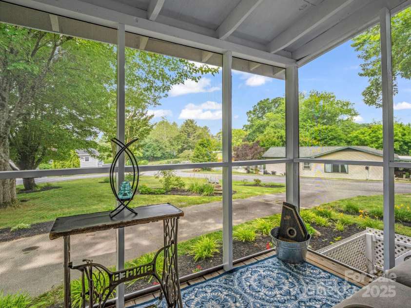 21 Stoney Nob Drive, Hendersonville, NC 28792.  MLS# CAR4254932, YatesRealty ID 23307. 