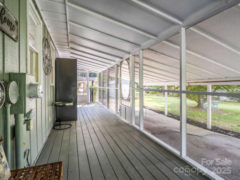 21 Stoney Nob Drive, Hendersonville, NC 28792.  MLS# CAR4254932, YatesRealty ID 23307. 