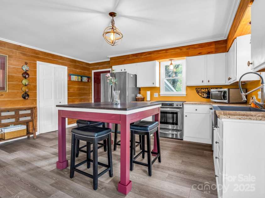 21 Stoney Nob Drive, Hendersonville, NC 28792.  MLS# CAR4254932, YatesRealty ID 23307. 