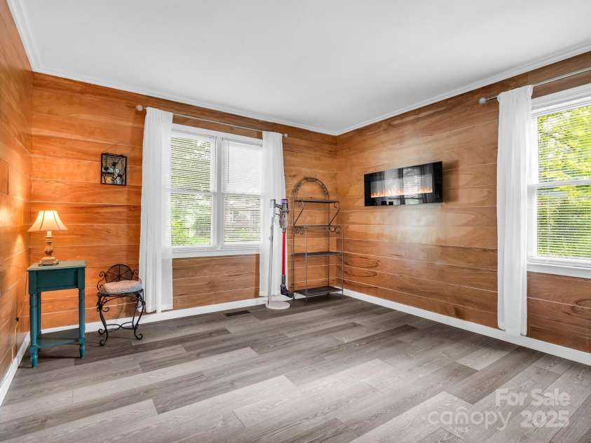 21 Stoney Nob Drive, Hendersonville, NC 28792.  MLS# CAR4254932, YatesRealty ID 23307. 