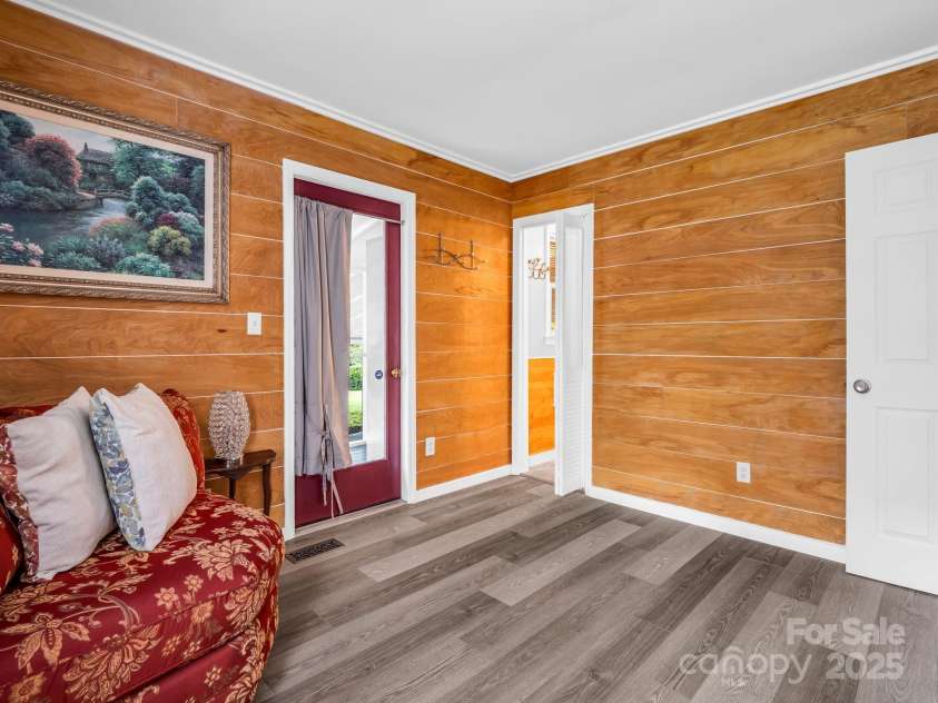 21 Stoney Nob Drive, Hendersonville, NC 28792.  MLS# CAR4254932, YatesRealty ID 23307. 