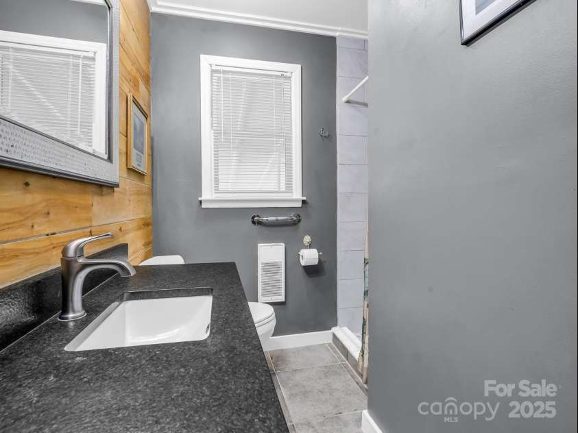 21 Stoney Nob Drive, Hendersonville, NC 28792.  MLS# CAR4254932, YatesRealty ID 23307. 