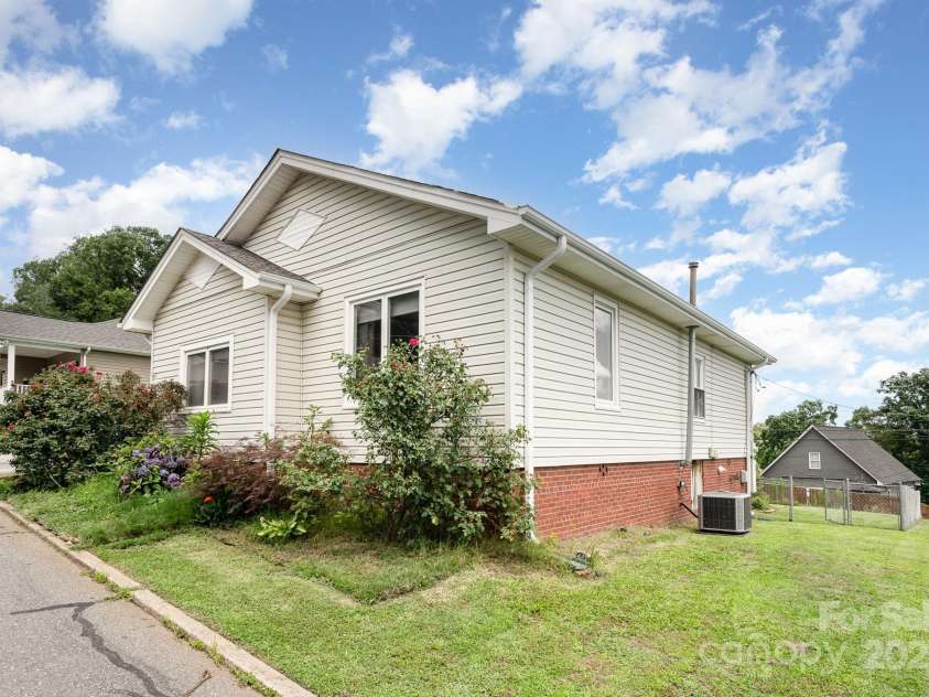 380 Woodlawn Avenue, Cramerton, NC 28032.  MLS# CAR4260677, YatesRealty ID 23309. 