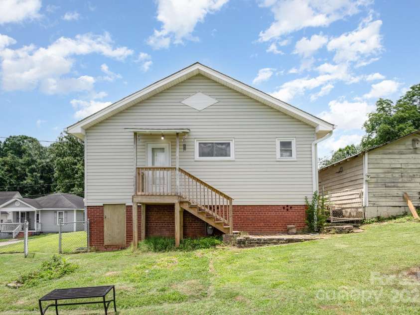 380 Woodlawn Avenue, Cramerton, NC 28032.  MLS# CAR4260677, YatesRealty ID 23309. 