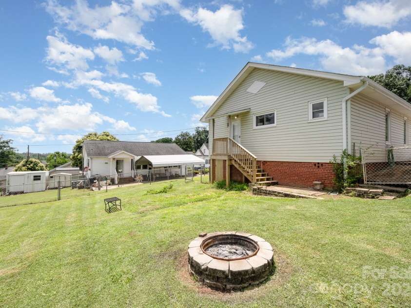 380 Woodlawn Avenue, Cramerton, NC 28032.  MLS# CAR4260677, YatesRealty ID 23309. 