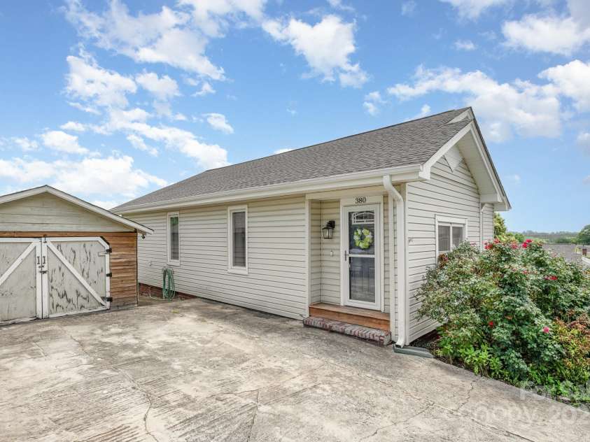 380 Woodlawn Avenue, Cramerton, NC 28032.  MLS# CAR4260677, YatesRealty ID 23309. 