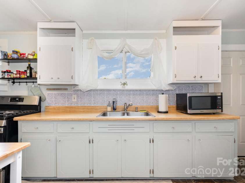 380 Woodlawn Avenue, Cramerton, NC 28032.  MLS# CAR4260677, YatesRealty ID 23309. 