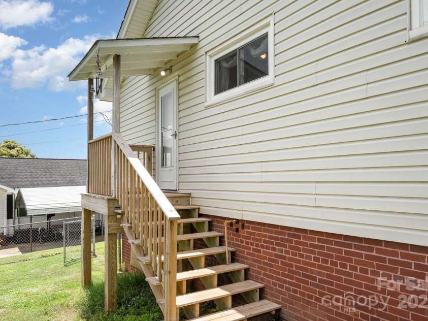 380 Woodlawn Avenue, Cramerton, NC 28032.  MLS# CAR4260677, YatesRealty ID 23309. 