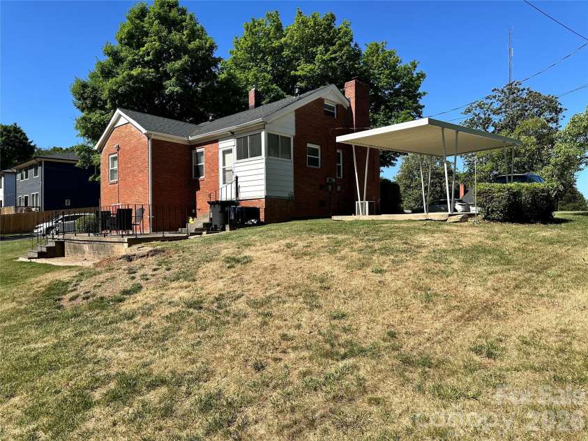 600 Cama Street, Charlotte, NC 28217.  MLS# CAR4403956, YatesRealty ID 23309. 